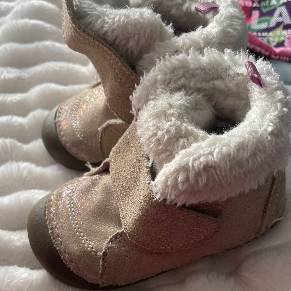 Stride Rite Tan toddler Boots with White Fur size 4.5